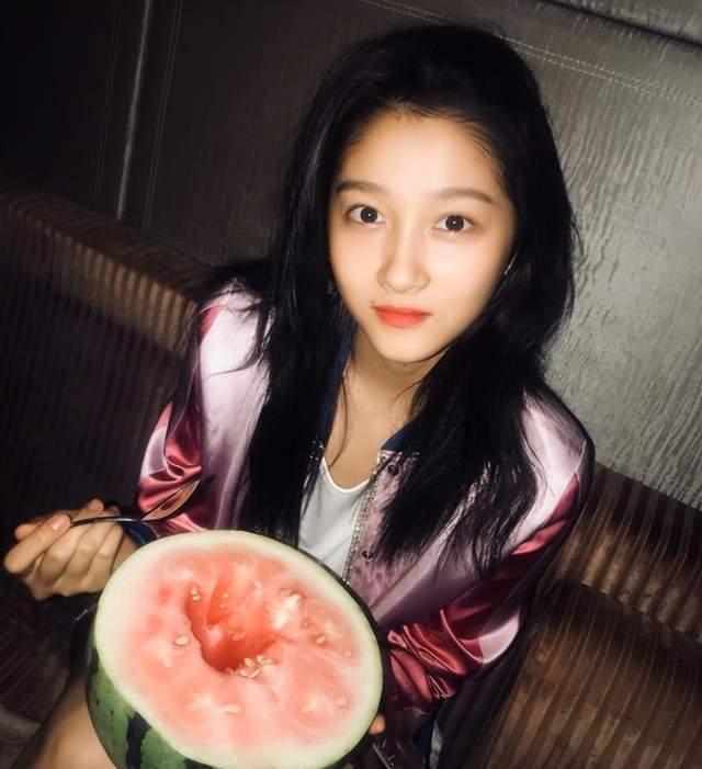 梵梵吃瓜网红拍照不露脸,神秘面纱下的瓜界传奇  第1张